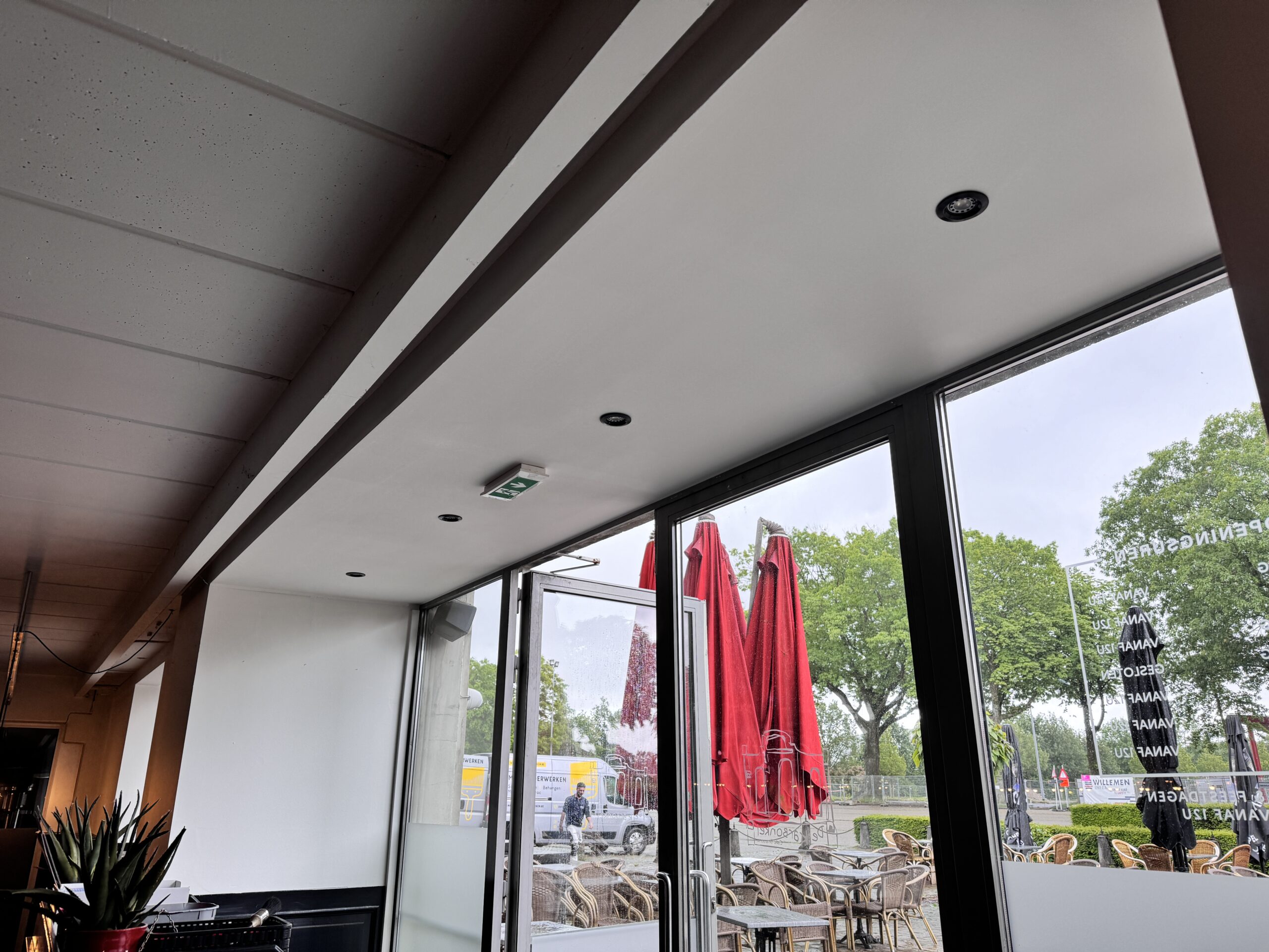 Herstelling na waterschade cinema maasmechelen gm schilderwerken